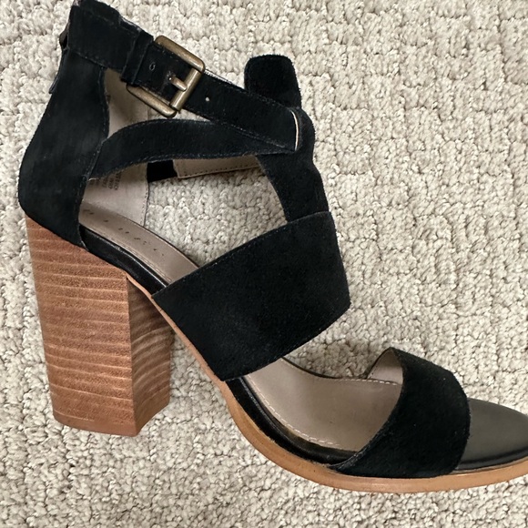 Hinge Cora Block Heel Suede Sandal Black 6.5 - Picture 4 of 8